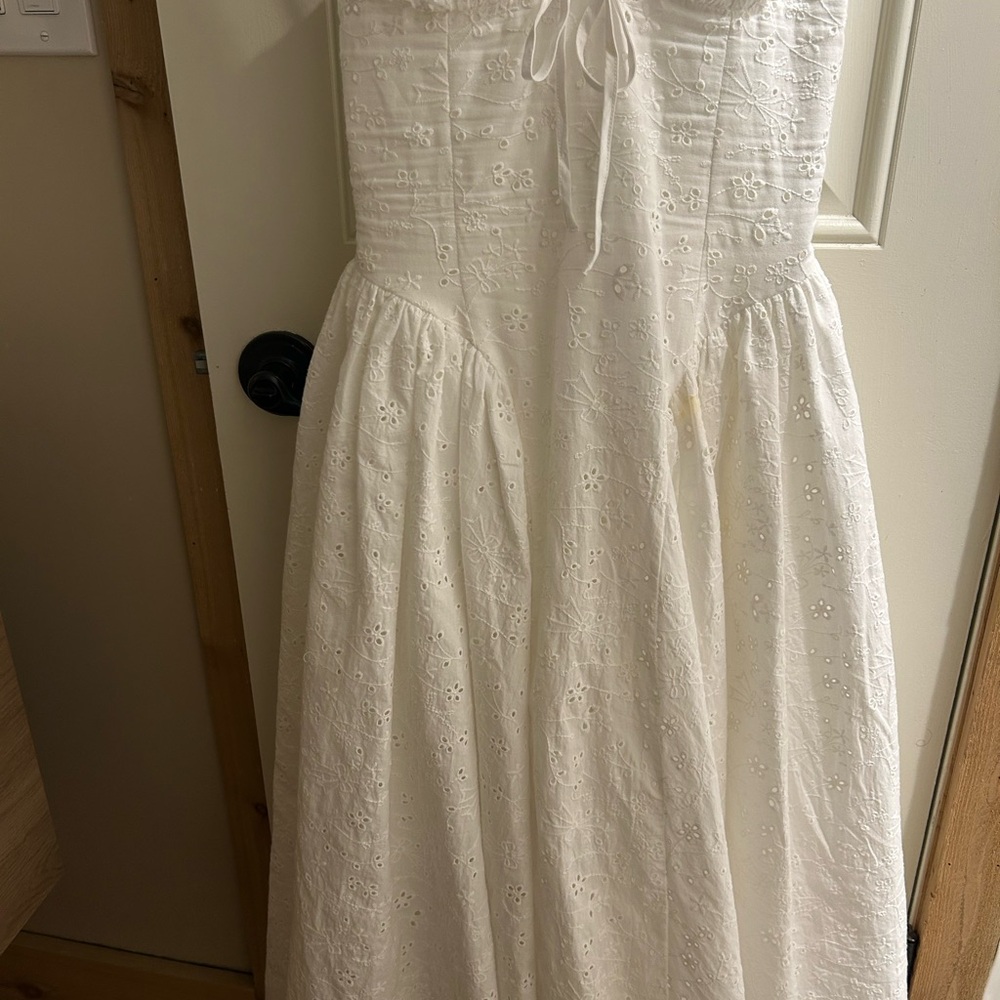 Elegant White Sleeveless Dress - Picture 6 of 8